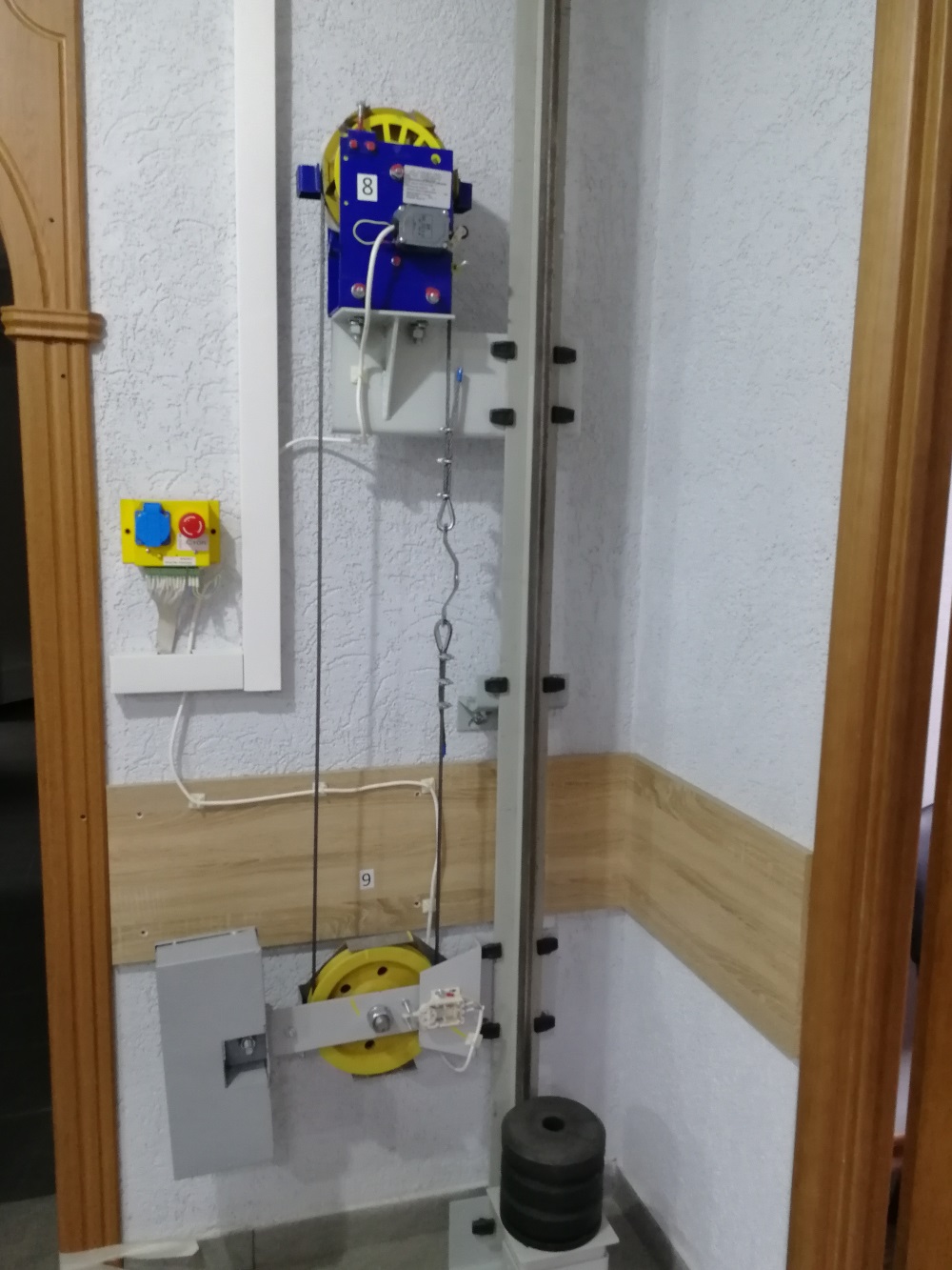 Ограничитель скорости, натяжное устройство оборудованные аппаратами безопасности.
